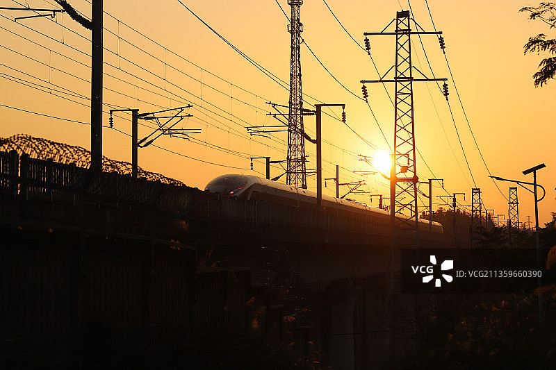 高速列车在夕阳下行驶图片素材