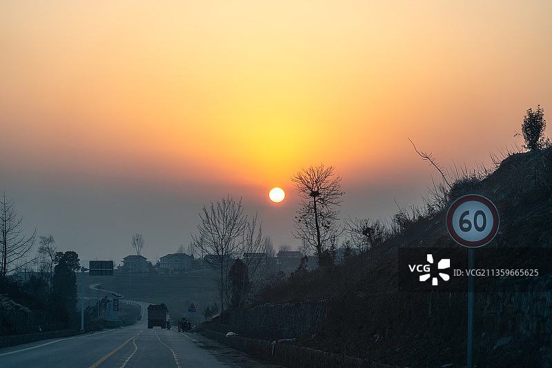 阳光洒在大地上图片素材