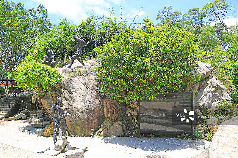 福建省厦门市胡里山炮台：凿平山石图片素材