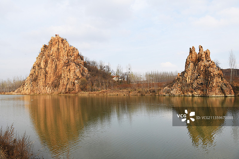 山东临沂平邑县蓝水河畔的丹山风光图片素材