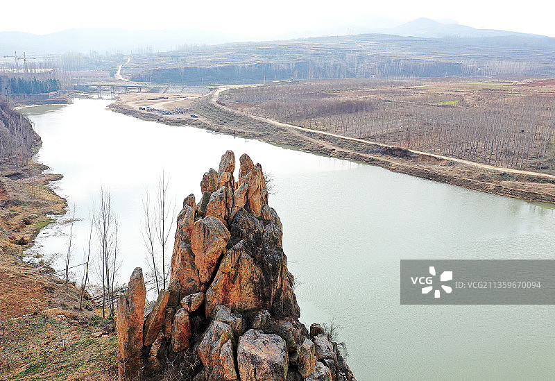 山东临沂平邑县蓝水河畔的丹山风光图片素材