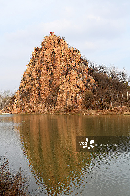 山东临沂平邑县蓝水河畔的丹山风光图片素材