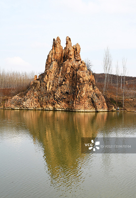 山东临沂平邑县蓝水河畔的丹山风光图片素材
