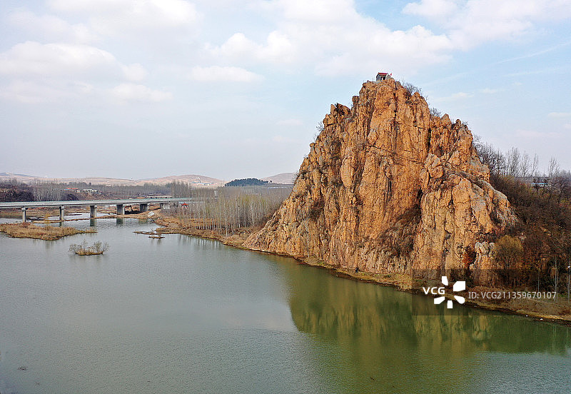 山东临沂平邑县蓝水河畔的丹山风光图片素材