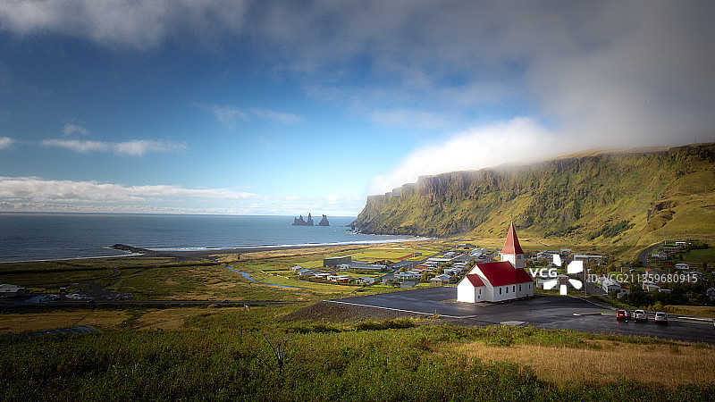 北欧北极圈冰岛南部欧洲红顶教堂晴天风光广角旅行童话梦幻仙境图片素材