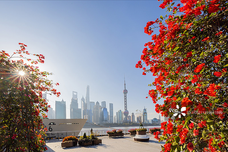 上海北外滩遥看浦东陆家嘴的高楼图片素材