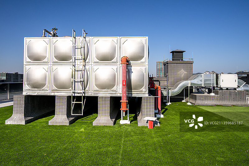 蓝天下屋面不锈钢消防水箱图片素材