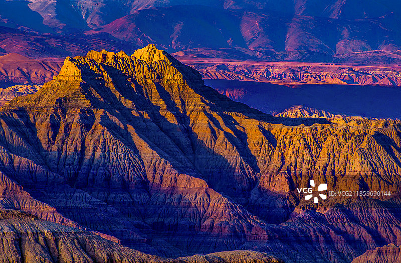 大地的崛起：阳光照耀千山万壑札达土林图片素材