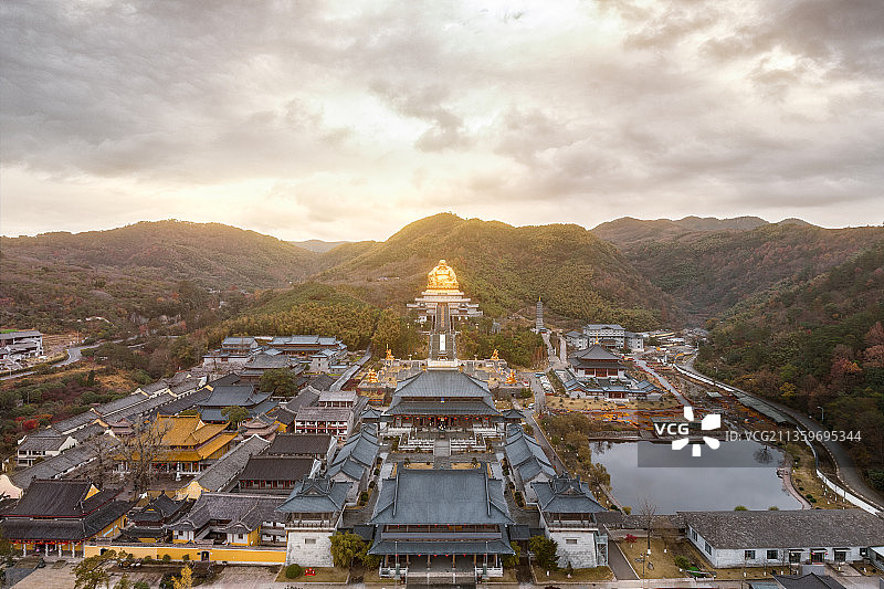 航拍视角下的雪窦寺图片素材