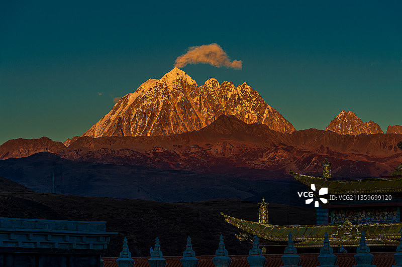 夕阳余晖照在雅拉雪山上图片素材