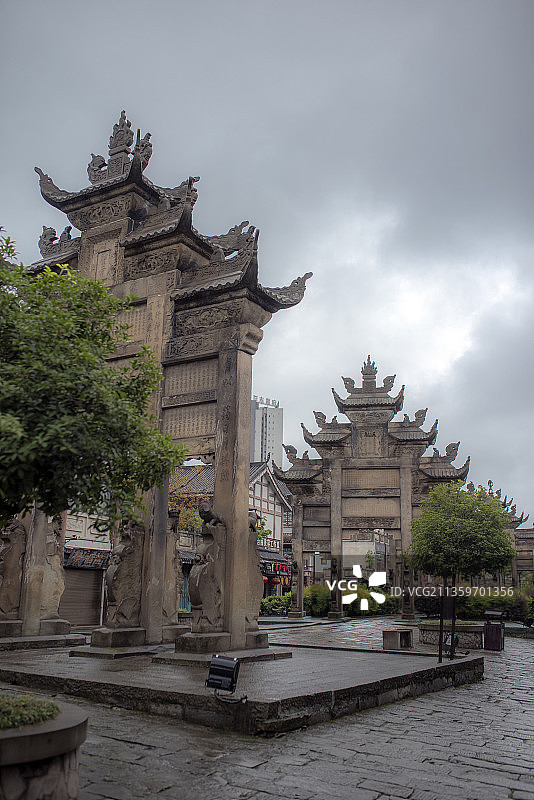 石牌坊和夜色光斑图片素材