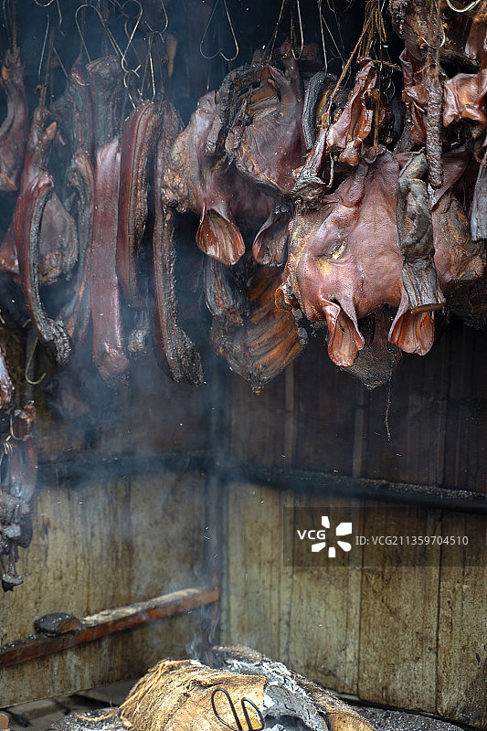 正在熏制的贵州特色腊肉图片素材