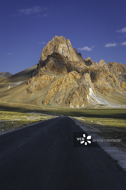 从狮泉河到班公湖的G219国道，处于高原中的高原县城日土境内图片素材