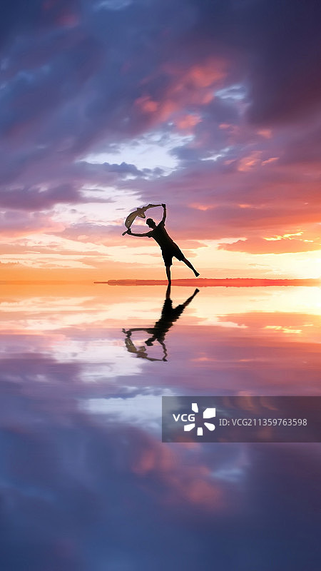 海边一个动感剪影一座木桥图片素材