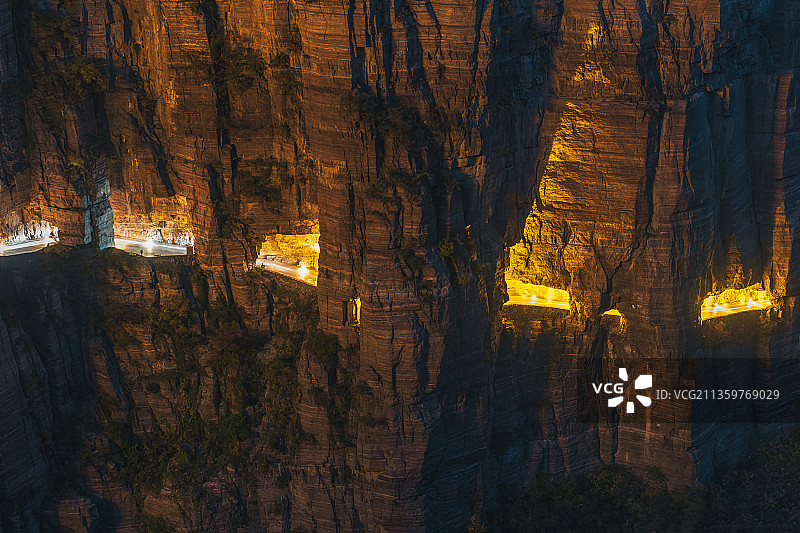 河南新乡辉县万仙山景区郭亮挂壁公路绝壁长廊秋季户外夜景图片素材