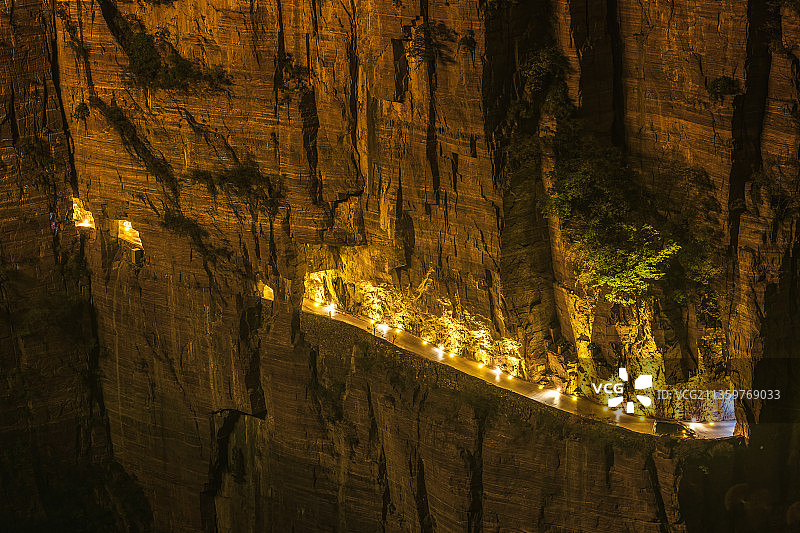 河南新乡辉县万仙山景区郭亮挂壁公路绝壁长廊秋季户外夜景图片素材