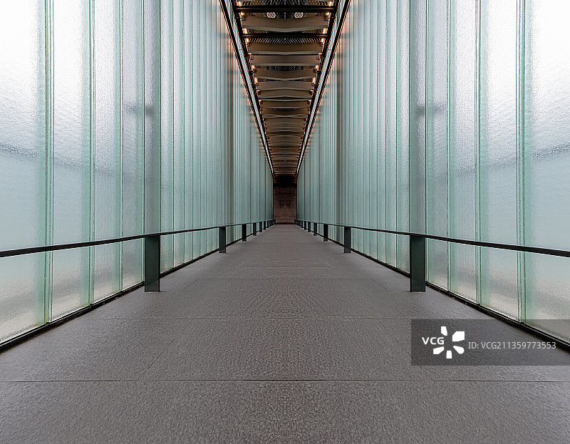 中国浙江省宁波市鄞州区宁波博物馆室内空间玻璃墙幕图片素材
