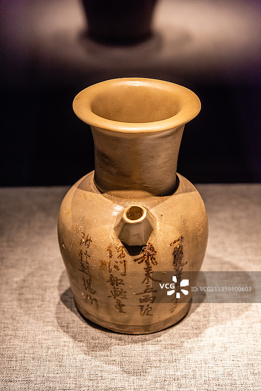 唐代青釉褐彩一双青鸟子诗文壶图片素材