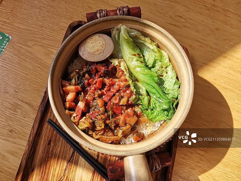 榨菜炒肉煲仔饭图片素材