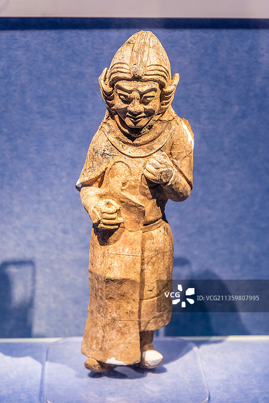 隋朝彩绘执盾武士俑图片素材