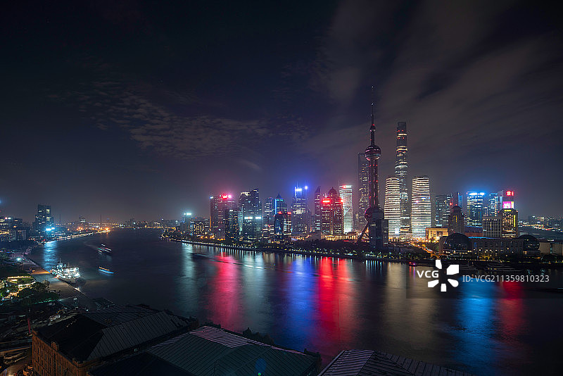 中国上海，国际著名都市，繁华的陆家嘴金融区傍晚。日落后CBD 摩天大楼亮起璀璨的霓虹灯。夜晚美丽的城市天际线图片素材