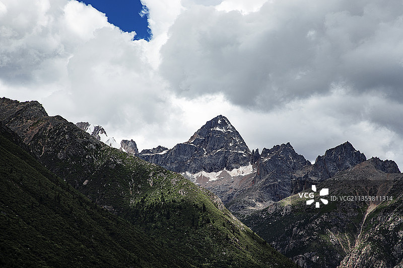 四川省德格县沙鲁里山图片素材
