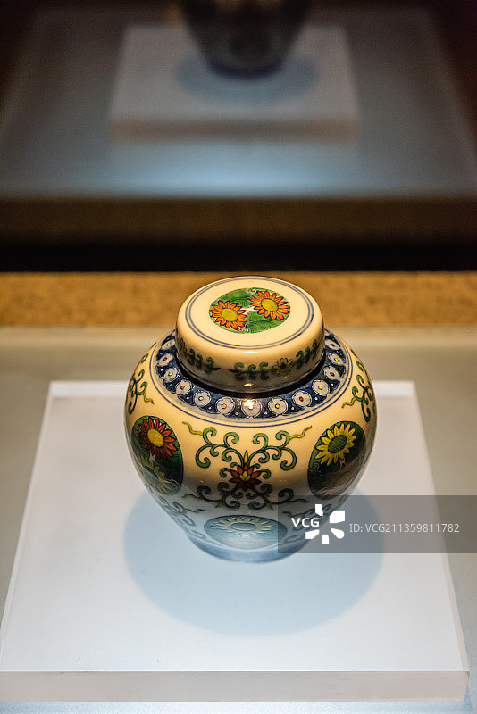 清乾隆斗彩团菊纹茶叶罐图片素材