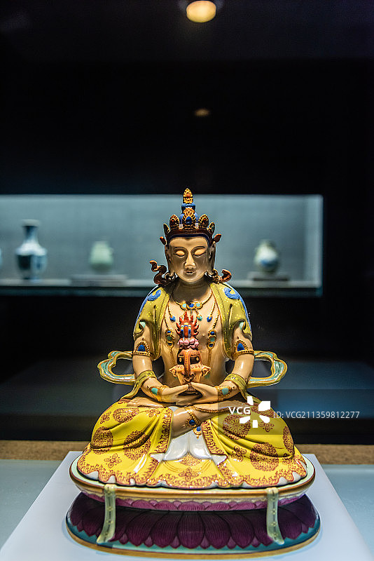 清乾隆粉彩瓷塑佛像图片素材