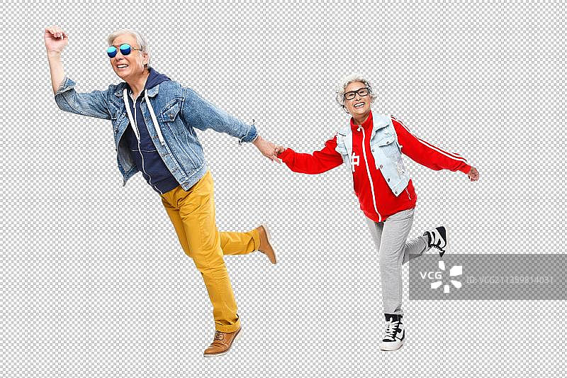 老年夫妇手牵手奔跑图片素材