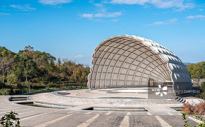 广场上贝壳形状的遮阳张力膜雨棚和钢架结构拉膜图片素材