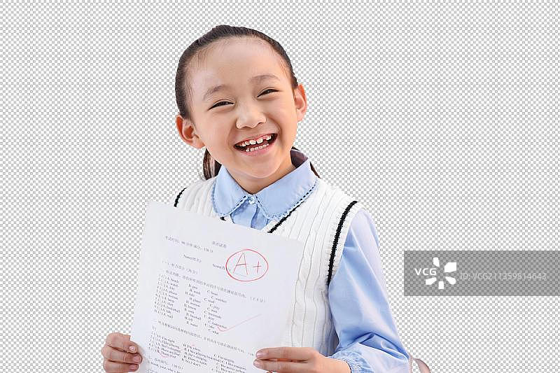 小学生在教室里展示考试卷图片素材