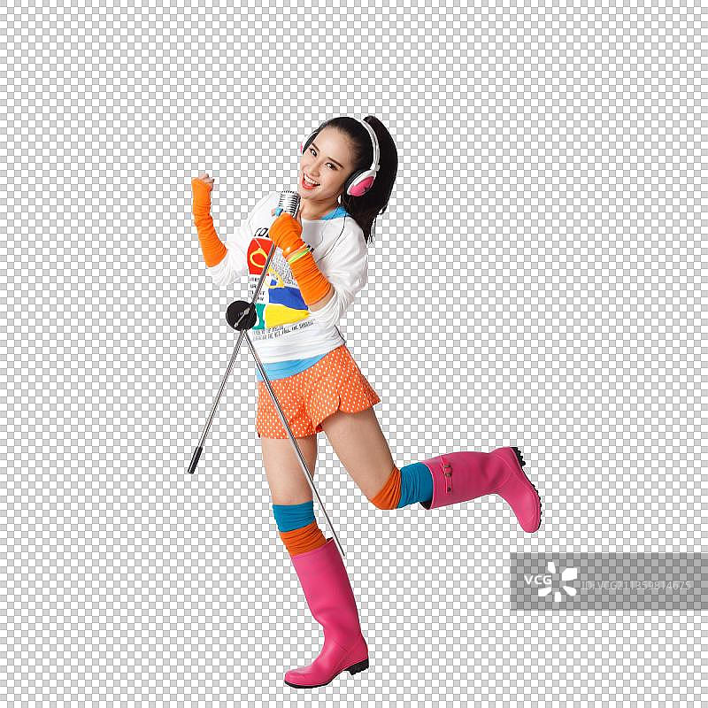 时尚活力的年轻女孩唱歌图片素材