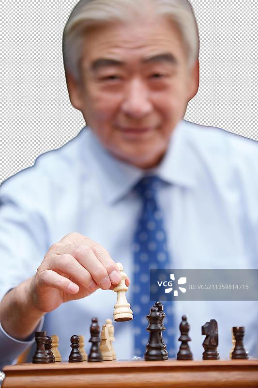 一个老年男人在下国际象棋图片素材