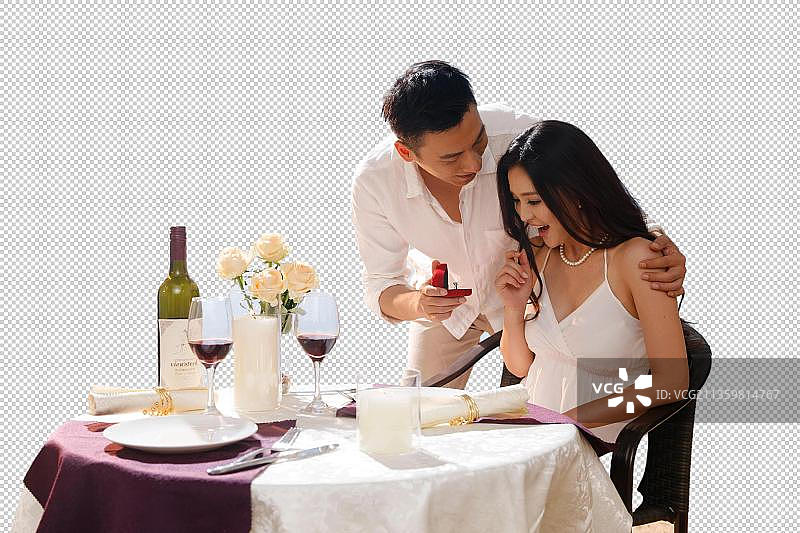 浪漫情侣在海边用餐图片素材