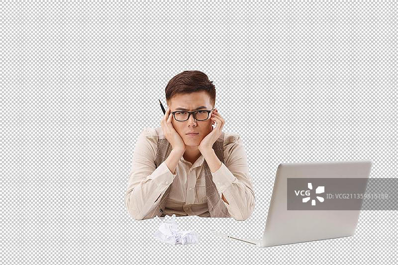 手托下巴的青年男人图片素材