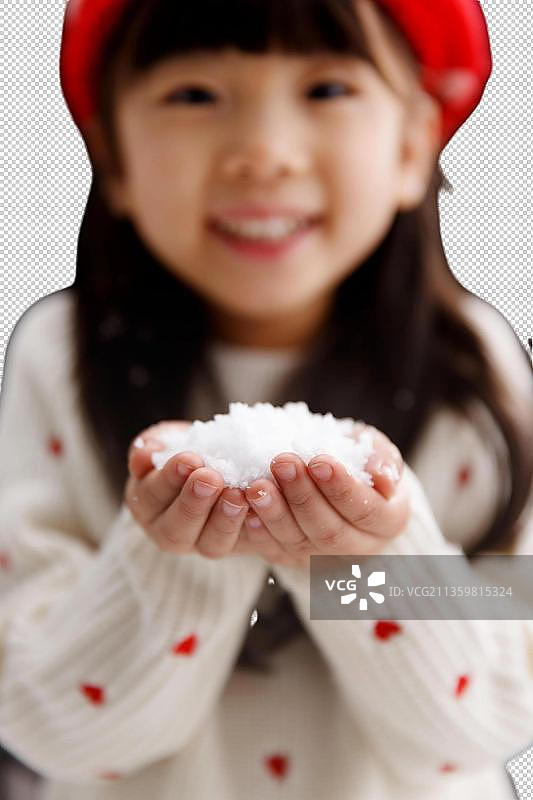 可爱的小女孩捧着雪图片素材