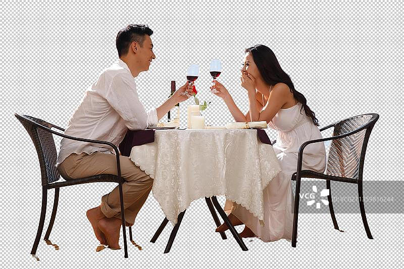 浪漫情侣在海边用餐图片素材