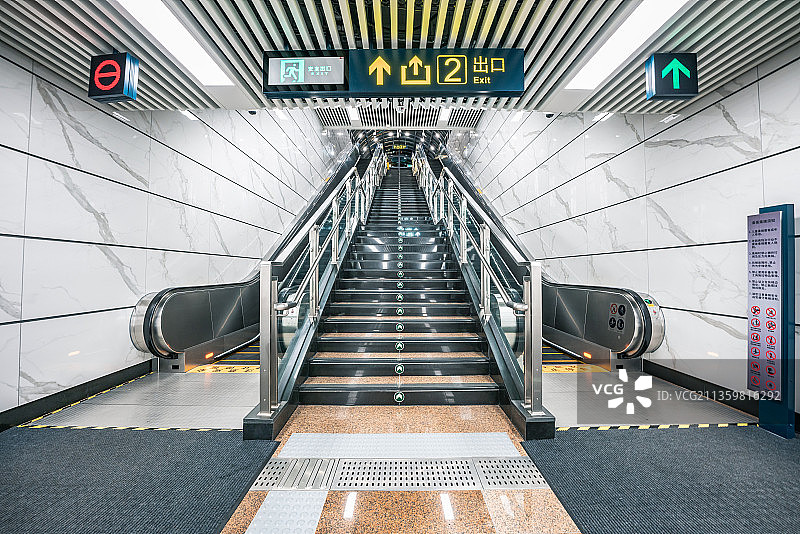 中国哈尔滨2号线地铁站内部空间图片素材
