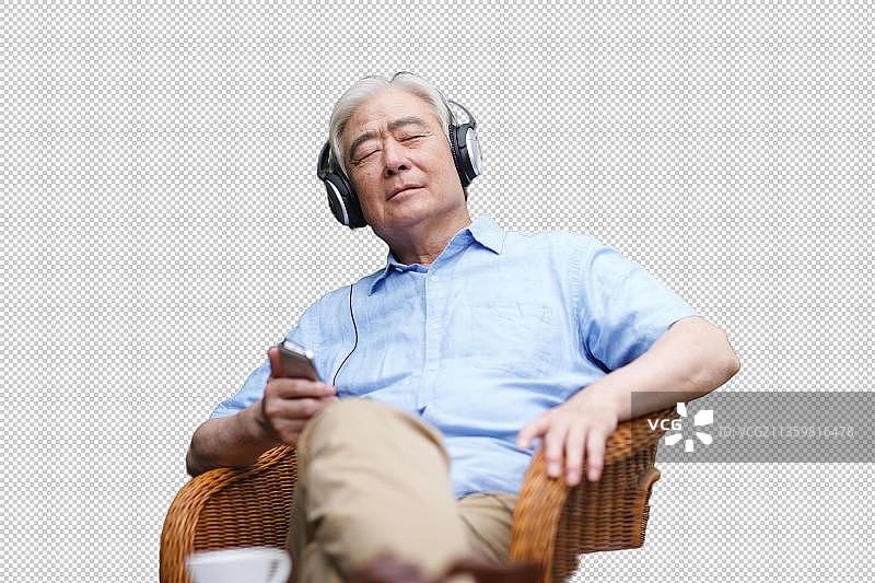 一个老年男人坐在椅子上戴着耳机图片素材