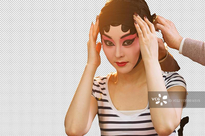 发型师在为京剧演员做发型图片素材