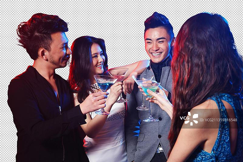 年轻人在酒吧喝酒图片素材