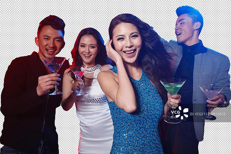 年轻人在酒吧喝酒图片素材