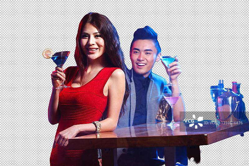 年轻人在酒吧喝酒图片素材