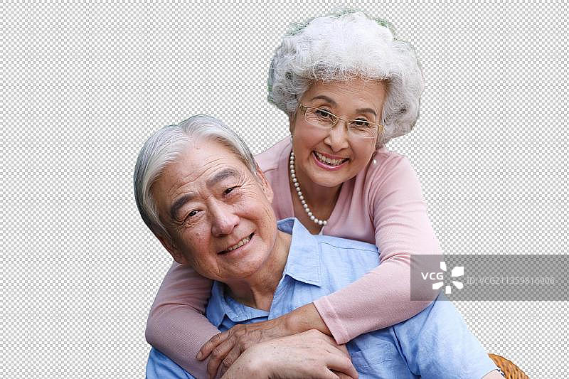 亲密的老年夫妇在院子里图片素材