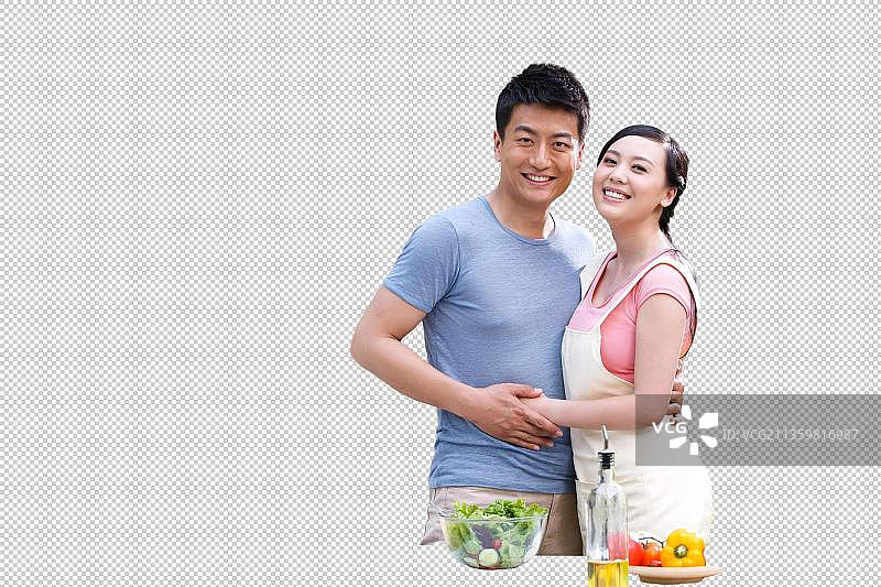年轻夫妇在户外厨房图片素材