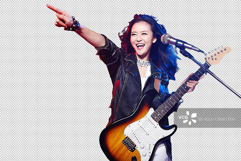 年轻女人在酒吧唱歌图片素材