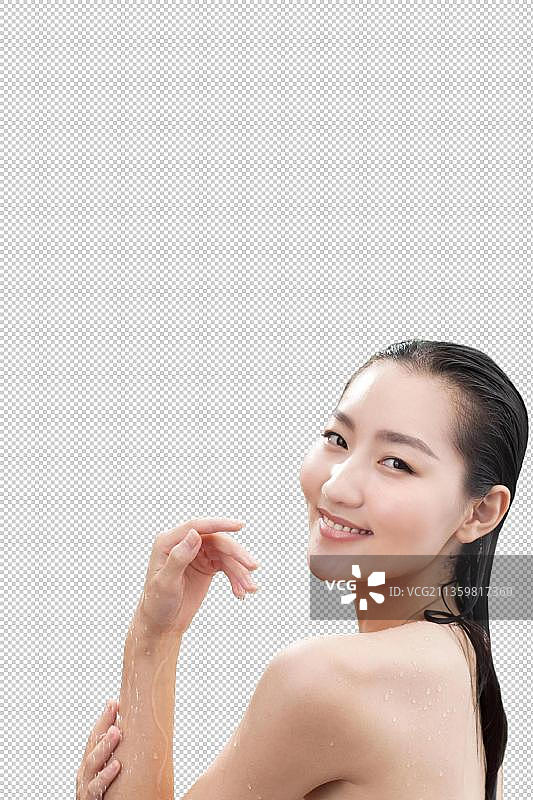 年轻女人在户外淋浴图片素材