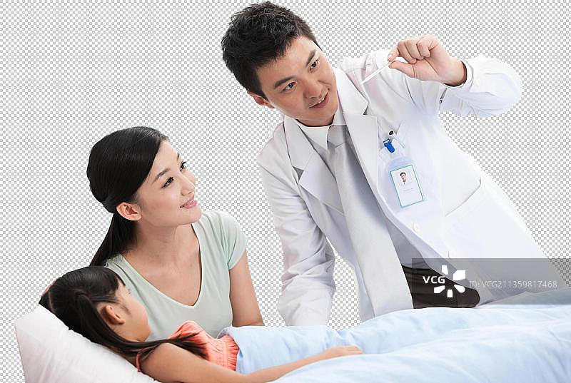 医生正在为女孩测量体温图片素材