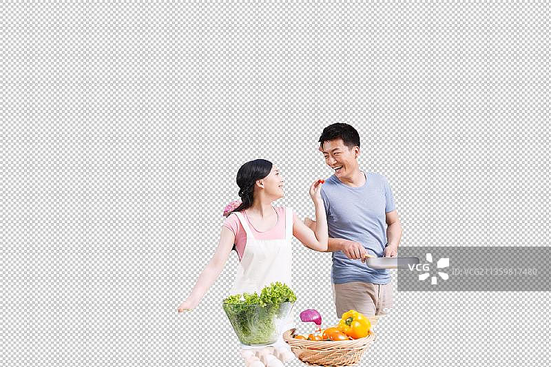 年轻夫妇在厨房做饭图片素材