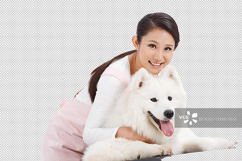 青年女人给宠物狗做身体保图片素材